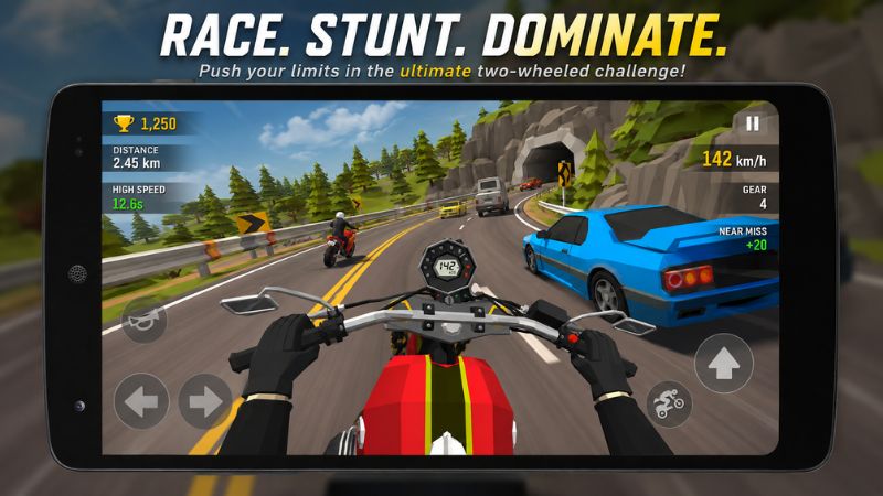 Hack Cafe Racer điều khiển mô tô luồn qua dòng giao thông đông xe